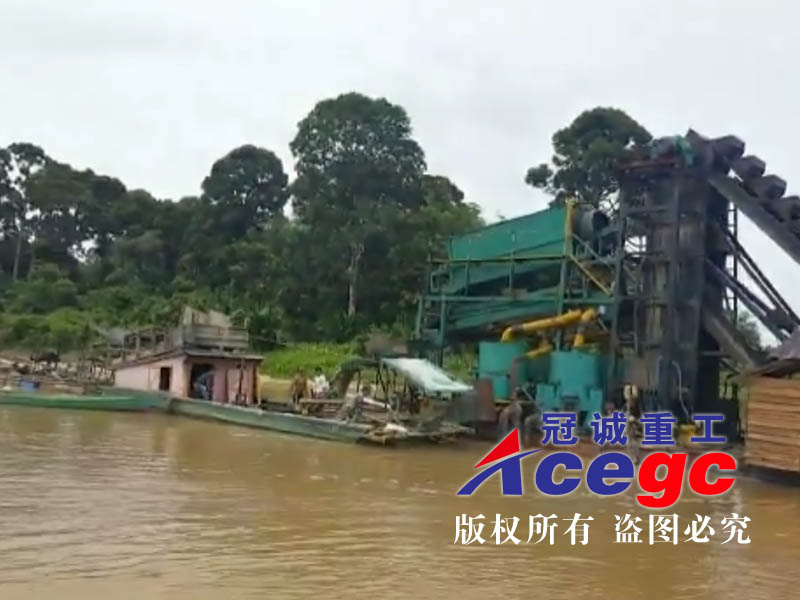 寶石礦提取船在緬甸